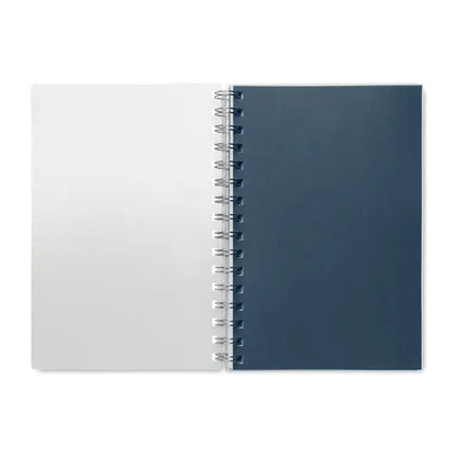 Caiet a5 rpet cu linii reciclate minimalist spiralat cu coperta doua tonuri alb si albastru inchis si inele metalice argintii