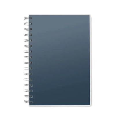 Caiet a5 rpet cu linii reciclate în nuanță albastru închis cu finisaj mat și spirală robustă pentru notițe elegante