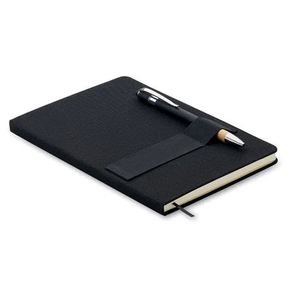 Caiet a5 rpet negru cu textură, suport pentru pix și elastic negru pentru prindere sigură
