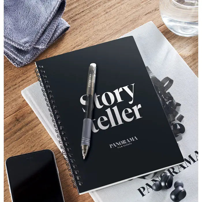 Caiet a5 sters negru spiralat cu coperta text storyteller si pix argintiu pe coperta