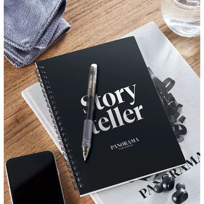 Caiet a5 sters negru spiralat cu coperta text storyteller si pix argintiu pe coperta
