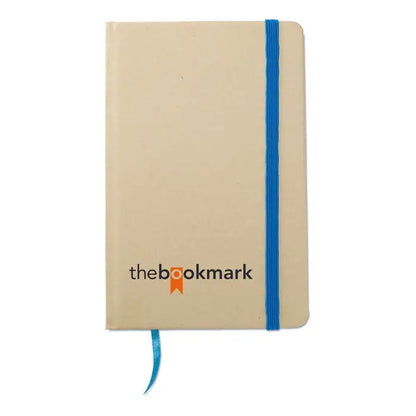 Caiet a6 reciclat bej cu coperta tare albastra cu elastic si semn de carte albastru logo thebookmark