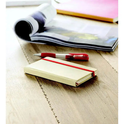 Notebook a6 reciclat cu copertă tare crem și elastic roșu pentru notițe simple, 96 file