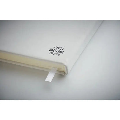 Caiet antibacterian a5 cu coperta alba din piele imprimata cu antibacterian iso 22196 si semn de carte alba