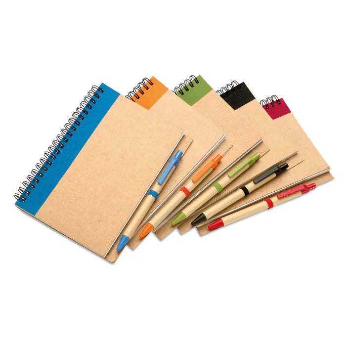 Set de cinci caiete b6 reciclate cu coperta din hartie kraft si pix colorat asortat pentru notite stilate