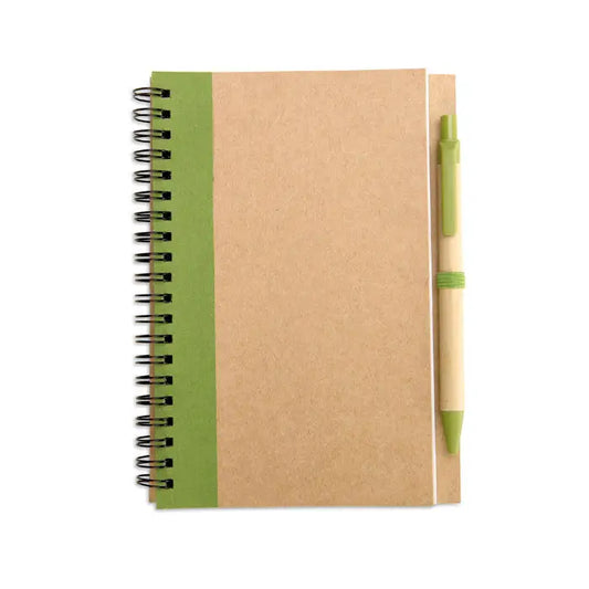 Caiet b6 reciclat cu coperta kraft si dunga verde, spiralat, insotit de pix verde asortat
