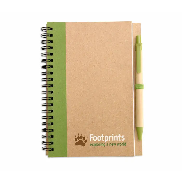 Kraft paper spiral-bound b6 notebook with green spine and matching pen featuring footprints logo caiet b6 reciclat cu stilou