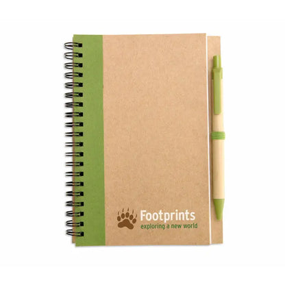Kraft paper spiral-bound b6 notebook with green spine and matching pen featuring footprints logo caiet b6 reciclat cu stilou