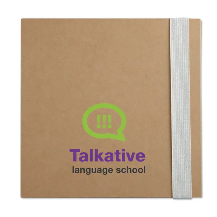 Caiet cu set de note din hartie kraft maro cu elastic alb si logo verde talkative language school pentru scoala de limbi