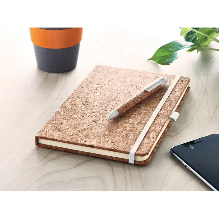 Caiet de pluta a5 cu stilou natural texturat inchis cu elastic alb pentru notite si schite