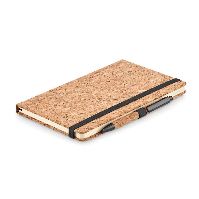 Caiet de pluta a5 cu stilou cu elastic negru si pix asortat pe coperta din pluta naturala