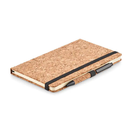 Caiet de pluta a5 cu stilou cu elastic negru si pix asortat pe coperta din pluta naturala