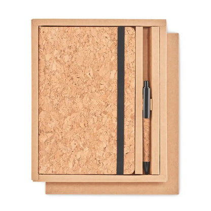 Caiet de pluta a5 cu stilou prezentat in cutie cadou minimalista din carton maro cu banda elastica neagra si pix din pluta