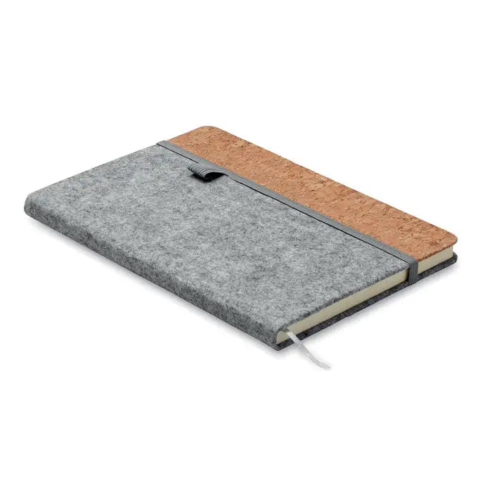 Caiet de pluta a5 rpet cu coperta din fetru gri si plută, inchidere cu elastic negru pentru notite si schite