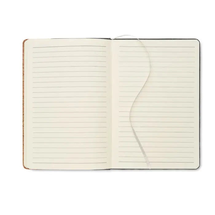 Caiet de pluta a5 rpet cu pagini crem liniate si coperta texturata de pluta cu semn de carte alb simplu