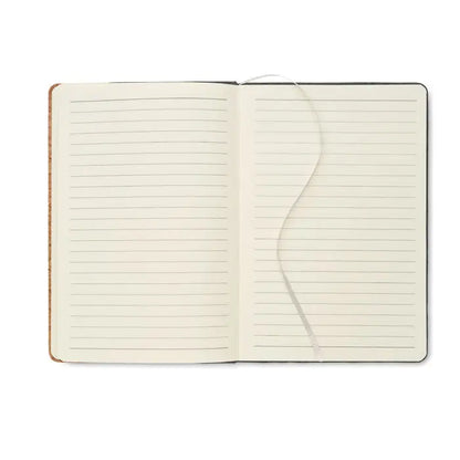 Caiet de pluta a5 rpet cu pagini crem liniate si coperta texturata de pluta cu semn de carte alb simplu