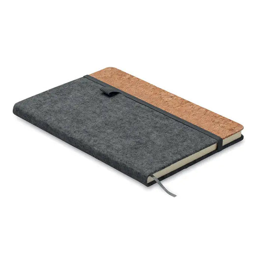 Un caiet a5 rpet gri din fetru cu spine de pluta naturala si inchidere elastica neagra