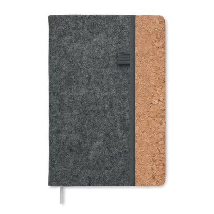 Caiet de pluta a5 rpet cu coperta din fetru gri inchis si panou lateral din pluta naturala pentru notite elegante