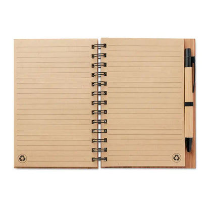 Caiet din bambus cu pix captusit de lemn natural cu inele metalice negre si pagini liniate pentru notite