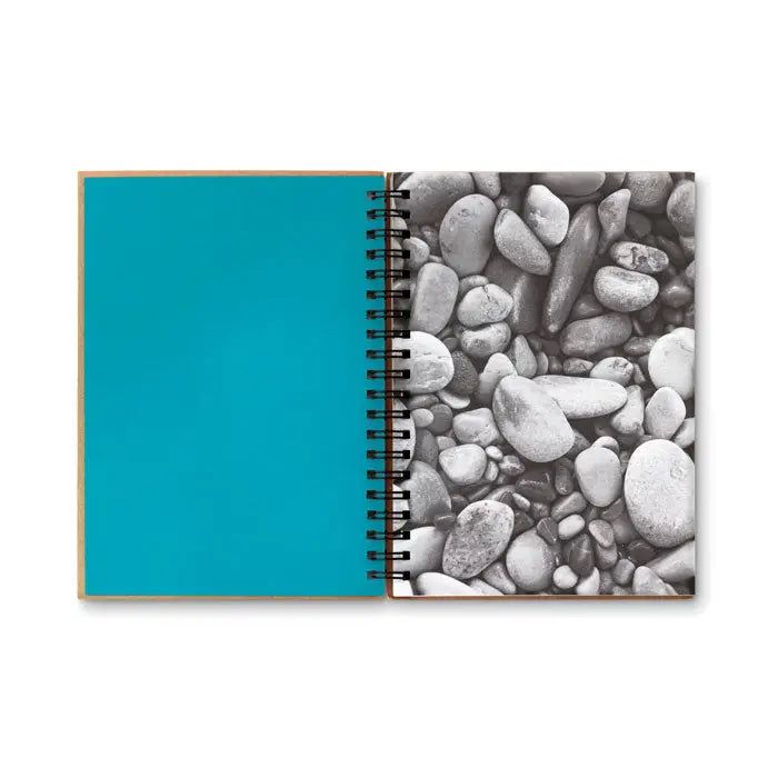 Caiet din hartie minerala cu coperta teal si spiralat cu pagini interioare cu model alb-negru pe interior