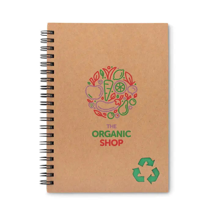 Caiet din hartie minerala spiralat cu coperta maro si logo colorat al magazinului organic si simbol verde de reciclare