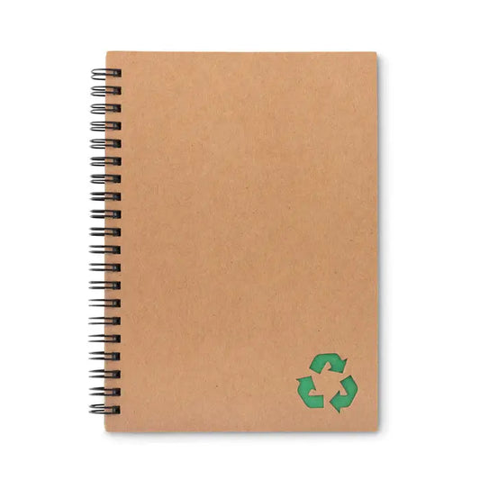Caiet din hartie minerala 70 randuri spiralat cu coperta kraft maro si simbol verde de reciclare in colt