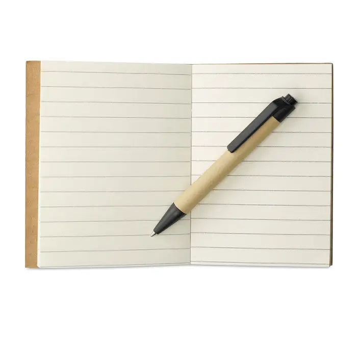 Un caiet reciclat cu pix negru si bej cu grip texturat pe pagini liniate deschise diagonale