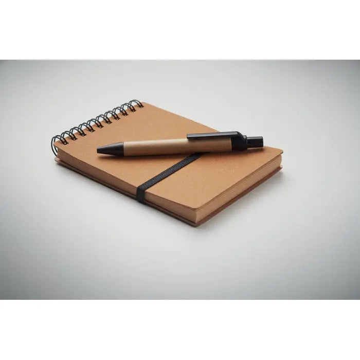 Caiet reciclat maro cu spirala, elastic negru si pix asortat pentru notite sustenabile