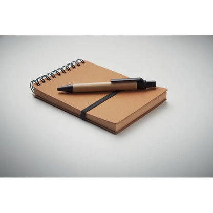 Caiet reciclat maro cu spirala, elastic negru si pix asortat pentru notite sustenabile