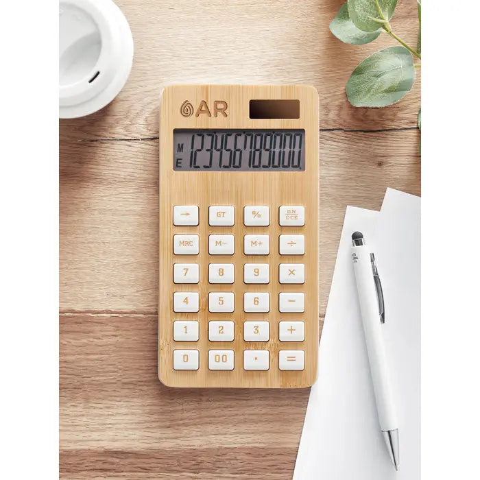 Calculator din bambus cu 12 cifre, finisaj natural de lemn si butoane albe cu logo ar in coltul din stanga sus