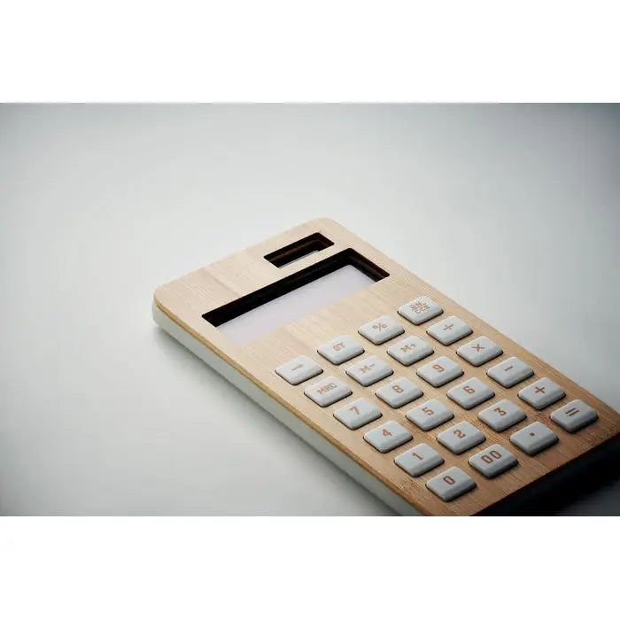 Calculator din bambus cu 12 cifre cu finisaj natural si butoane gri deschis cu cifre portocalii subtile