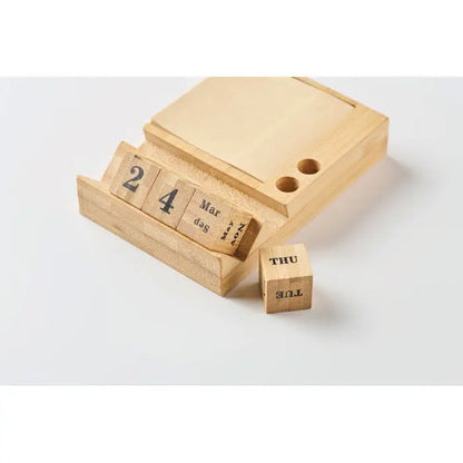 Calendar de birou bamboo din lemn deschis cu blocuri glisante pentru data si cuburi separate pentru zile