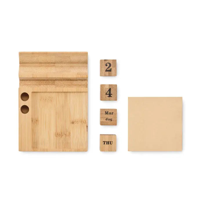 Calendar de birou bamboo natural din lemn cu blocuri pentru dată și notițe pe un suport crem