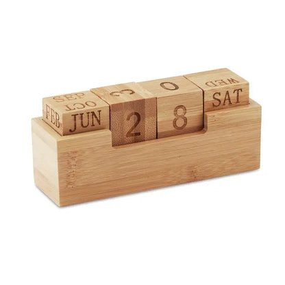 Calendar din bambus din lemn maro deschis cu luni gravate, numere si zilele saptamanii pentru organizare eficienta