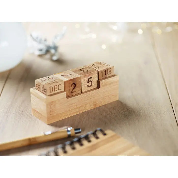 Calendar din bambus natural cu blocuri gravate pentru luna ziua si ziua săptămânii