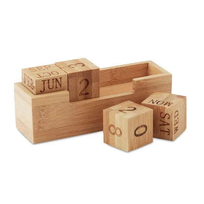 Calendar din bambus natural cu cuburi interschimbabile gravate cu luni zile si date din lemn de bambus maro deschis