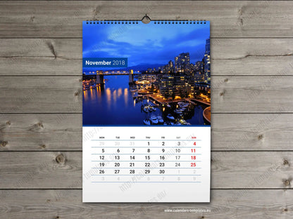 Calendar a3 12 file noiembrie 2018 cu peisaj urban albastru vibrant si clădiri iluminate reflectate pe apă
