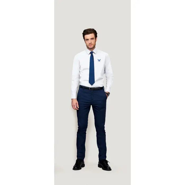 Bărbat îmbrăcat în cămașă albă brighton stretch cu cravată bleumarin și pantaloni asortați eleganți