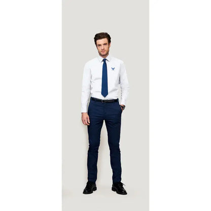 Bărbat purtând cămașă albă camasa pentru barbati brighton stretch cu cravată bleumarin și pantaloni asortați