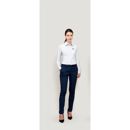 Camasa pentru femei eden stretch alba cu nasturi si logo mic brodat, combinata cu pantaloni bleumarin si tocuri negre