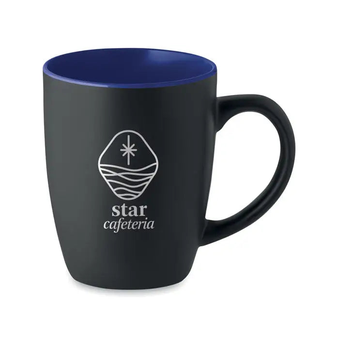 Cană ceramică bicoloră de 290 ml neagră cu interior albastru închis și logo alb gravat star cafeteria