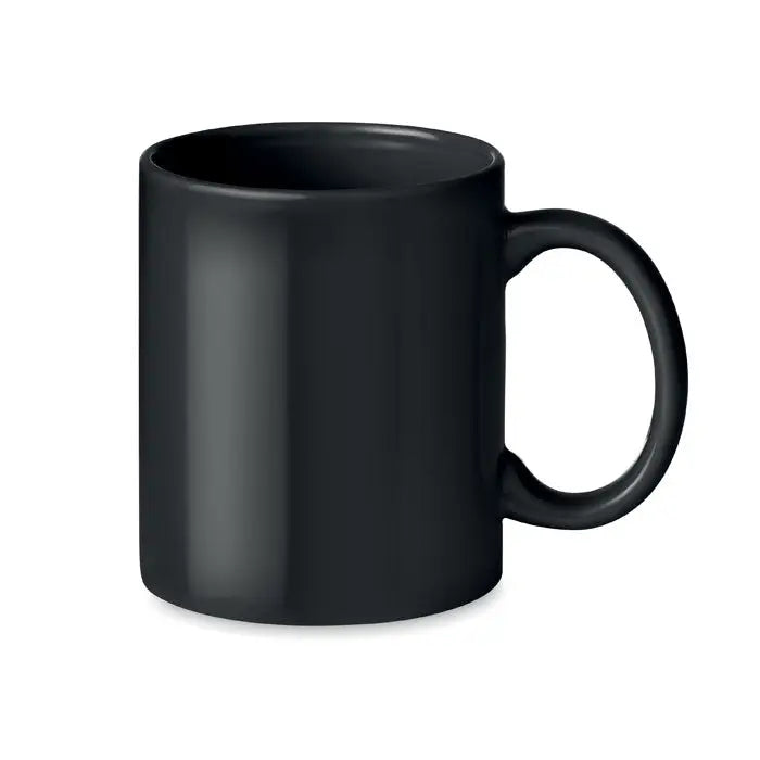 Un cana ceramica colorata de 300ml neagra mata cu maner rotund si neted din ceramica