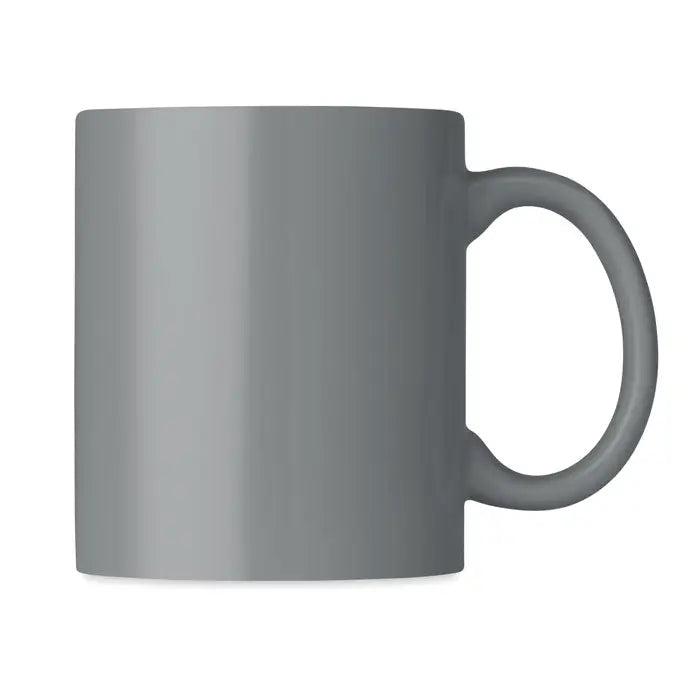 O cana ceramica colorata de 300ml, mata gri, cu maner rotunjit si fara luciu, ideala pentru bauturi calde