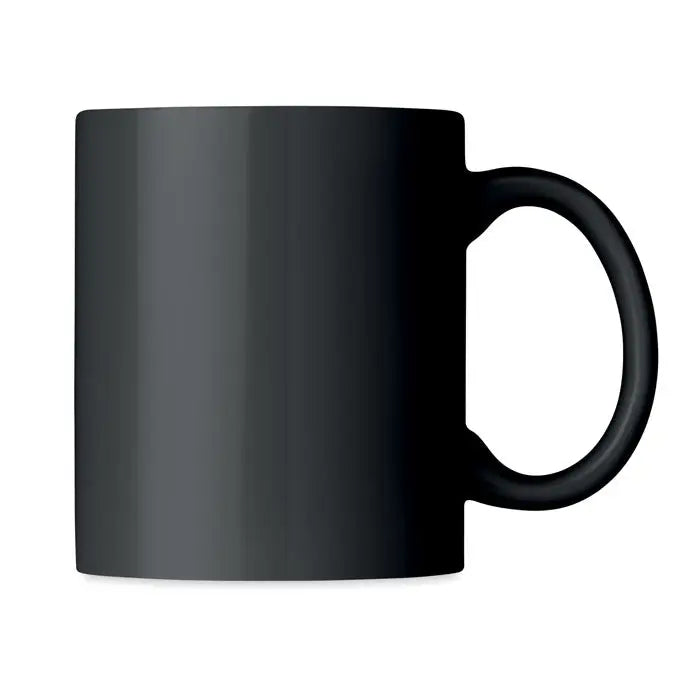 O cana ceramica colorata neagra lucioasa de 300ml cu maner asortat si finisaj neted pentru bauturi calde