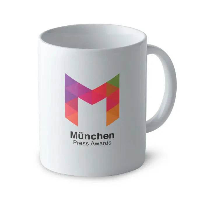 Cană clasică din ceramică albă 300 ml cu logo geometric colorat m pentru premiile münchen press