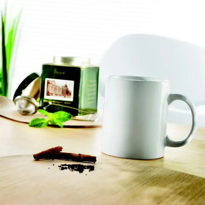 Cana clasica din ceramica alba cu finisaj lucios si forma cilindrica simpla de 300 ml