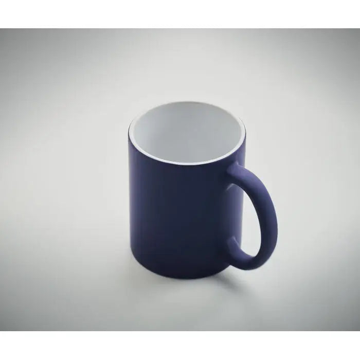 O cana colorata mata 300 ml din ceramica albastru inchis cu interior alb si finisaj lucios