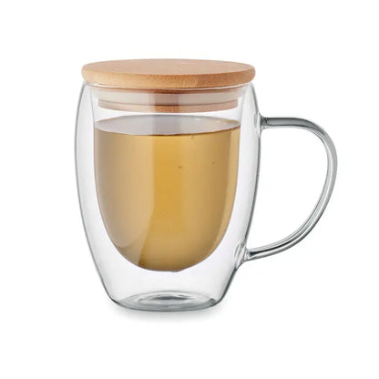 Cana cu perete dublu 250 ml din sticla clara cu capac de bambus deschis la culoare si lichid de culoare chihlimbariu