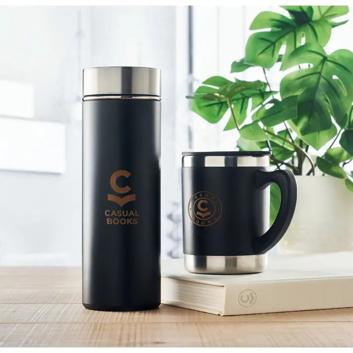 Cana cu perete dublu 300ml neagra izolata cu capac si baza argintie si logo auriu casual books
