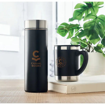Cana cu perete dublu 300ml neagra izolata cu capac si baza argintie si logo auriu casual books
